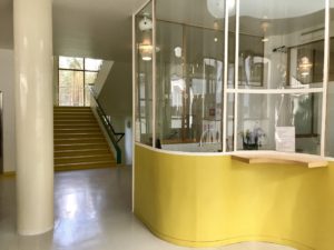 Alvar Aallon suunnitteleman ja 1930-luvulla valmistuneen Paimion parantolan ala-aula on valoisa tila.